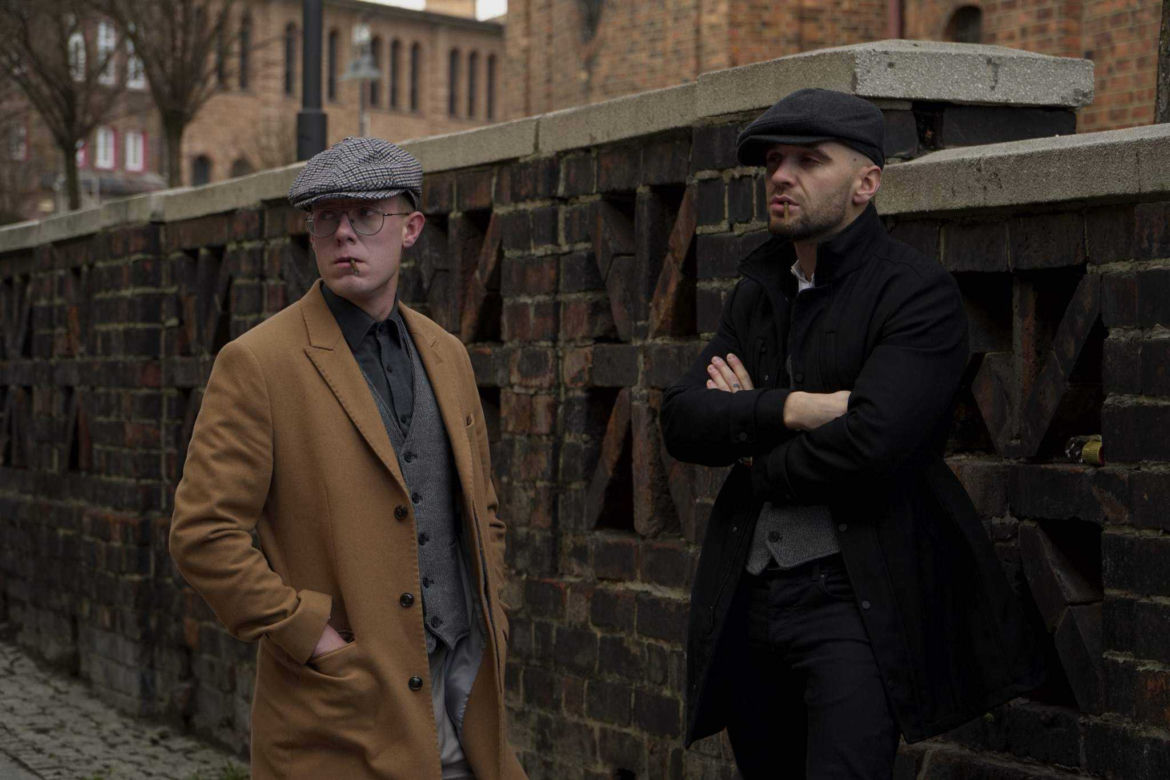 Hip-hopowy duet z Tarnowskich Gór w sesji w stylu serialu "Peaky Blinders"