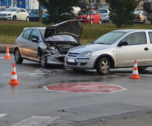 Wypadek na skrzyżowaniu Staszica i Okrzei. Dwie osoby w szpitalu