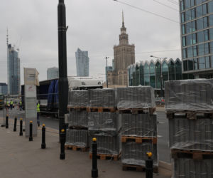 Wielkie wory kostki brukowej w centrum. „Darmowa amunicja dla narodowców”