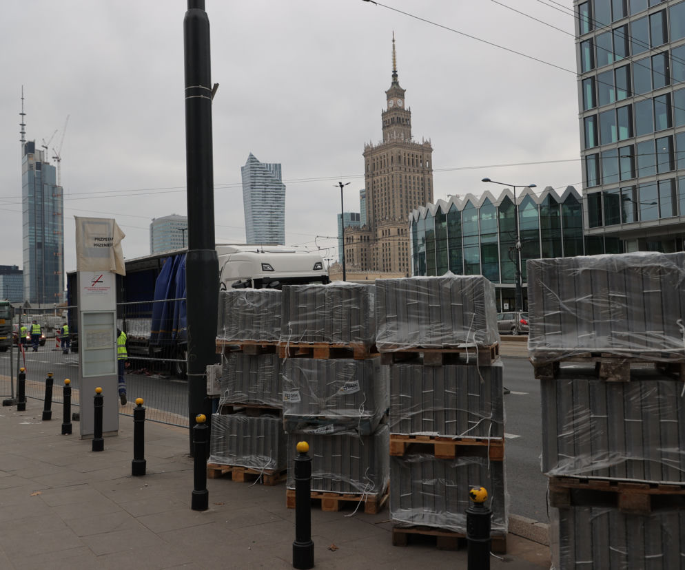 Wielkie wory kostki brukowej w centrum. „Darmowa amunicja dla narodowców”
