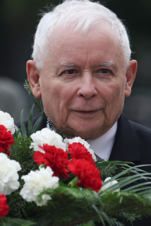 Jarosław Kaczyński odwiedził grób brata w dniu urodzin. Towarzyszyła mu rodzina [ZDJĘCIA]