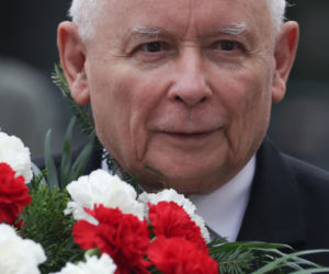 Jarosław Kaczyński odwiedził grób brata w dniu urodzin. Towarzyszyła mu rodzina [ZDJĘCIA]