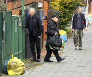 Prezes PiS robi pranie na mieście.