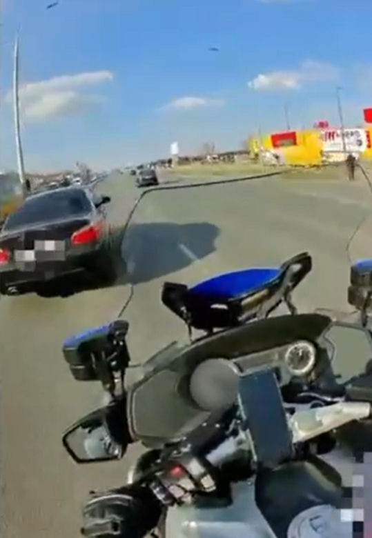 Nie zauważył policyjnego patrolu, bo zagapił się na telefon