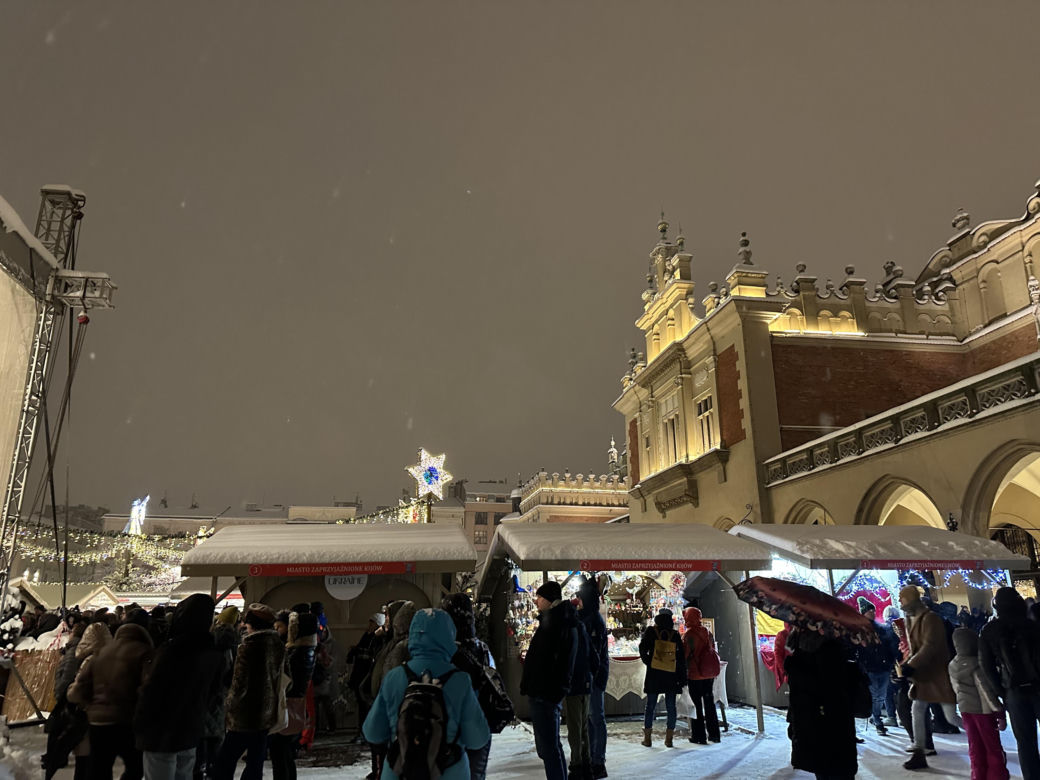 Choinka rozbłysła na Rynku Głównym. Tak wygląda Kraków w zimowej scenerii! 