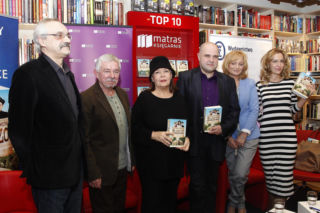 Scenarzyści Rancza w towarzystwie aktorów serialu na jednym ze spotkań promocyjnych