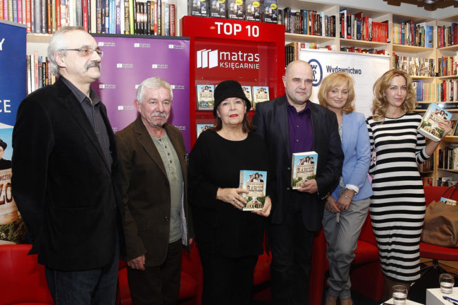 Scenarzyści "Rancza" w towarzystwie aktorów serialu na jednym ze spotkań promocyjnych