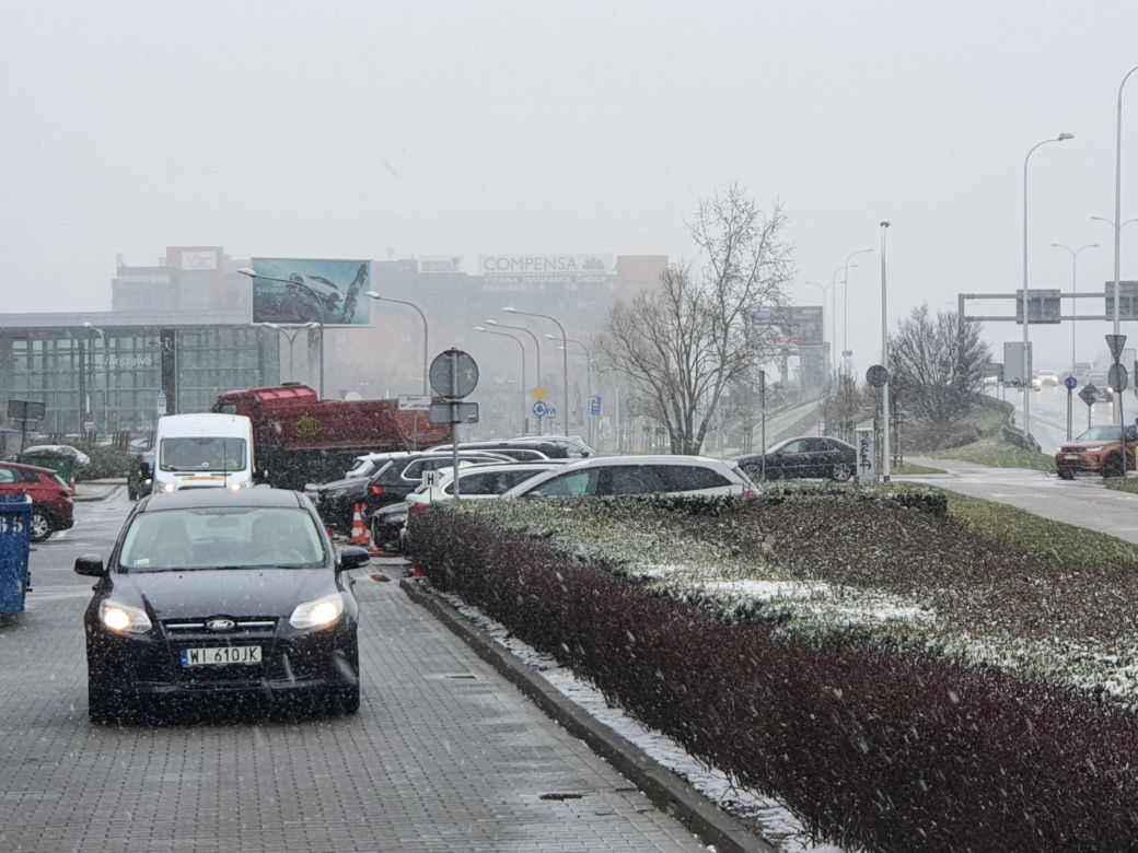 Śnieżyca nad Warszawą. Kiedy przestanie padać?
