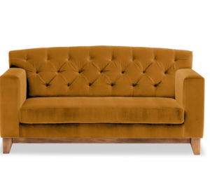 Musztardowa sofa do salonu. Wybraliśmy 10 najmodniejszych modeli!