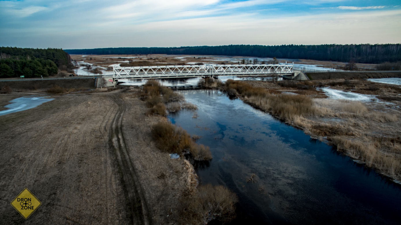 Rozlewiska rzeki Narew. Niesamowite zdjęcia z drona [ZDJĘCIA]