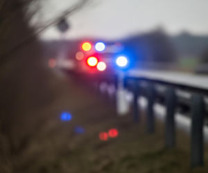 Mgła sparaliżowała drogi. Dziewięć osób poszkodowanych w kolizjach. Groźne zdarzenia w Przytyku i Jedlińsku. Służby apelują o rozsądek za kierownicą