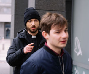Na Wspólnej odc. 3277. Tomek (Krzysztof Chodorowski), ksiądz Olek (Jan Hussakowski)