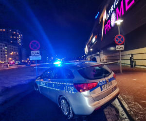 Ukradli pieniądze z auta. Policja szuka sprawców