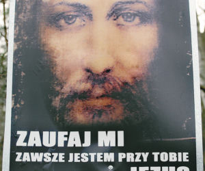 Tajemniczy ewangelizator nawraca tirówki i kierowców