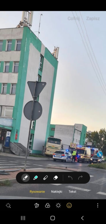 Gniezno. Autobus wjechał w budynek! Kierowca zasłabł za kółkiem?!