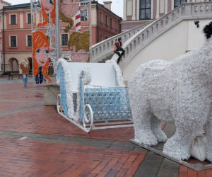 Bajkowa instalacja przed zamojski ratuszem