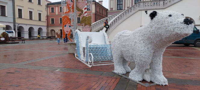 Bajkowa instalacja przed zamojski ratuszem