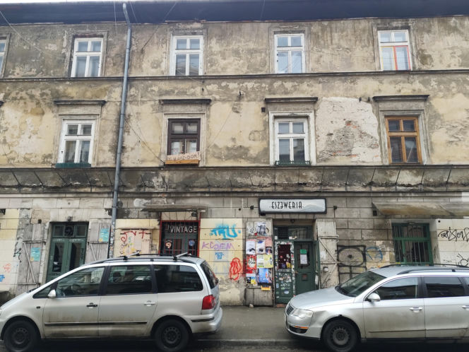 „Mieszkam tu od 83 lat”. Zakon oddaje kamienice pod luksusowy hotel. Najemcy mają się wynieść