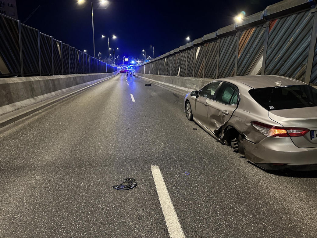 Potworny wypadek w Warszawie. Zderzenie karetki z autem osobowym. Są ranni