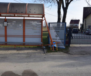 PIJANY kierowca ZDEMOLOWAŁ przystanek i ogrodzenie. Uciekł z miejsca zdarzenia