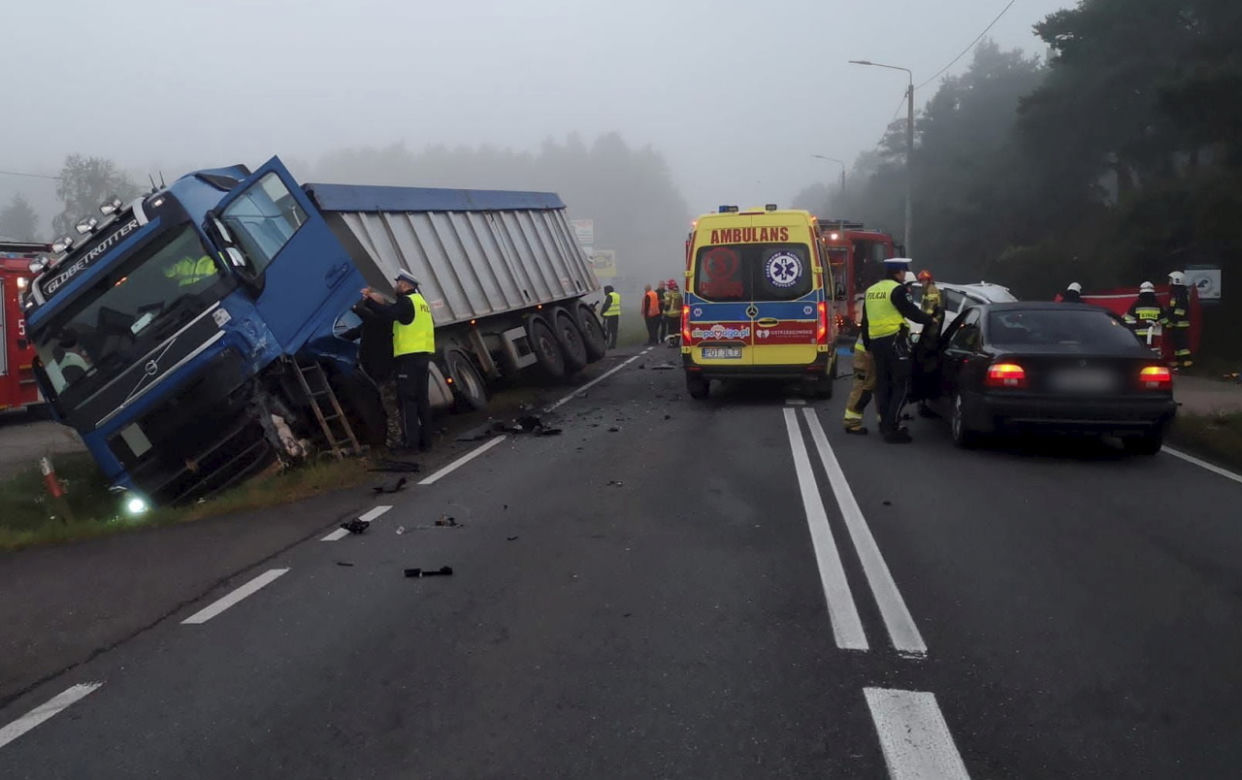 Śmiertelny wypadek w Ostrzeszowie! Trzyosobowa rodzina wjechała pod tira 
