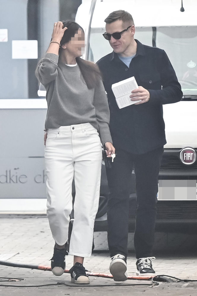 Marcin Mroczek z dziewczyną w cukierni