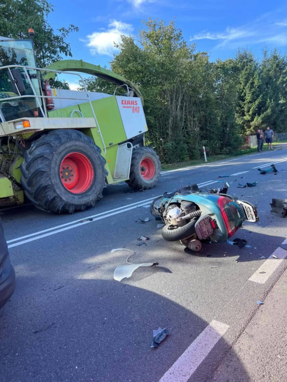 Honda z impetem uderzyła w sieczkarnik. 49-latek nie żyje