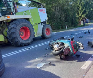 Honda z impetem uderzyła w sieczkarnik. 49-latek nie żyje