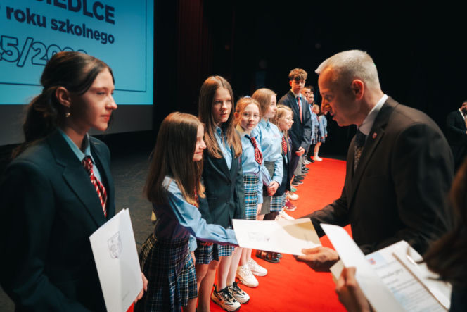 Najzdolniejsi uczniowie odebrali stypendia Prezydenta Miasta Siedlce