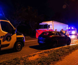 Tragedia w Zabrzu. Pieszy został potrącony przez ciężarowkę, gdy przebiegał przez ulicę koło przystanku [ZDJĘCIA]