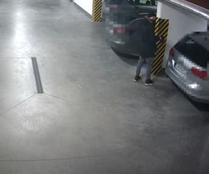 Próbowali włamać się do samochodu. Szuka ich policja z Torunia