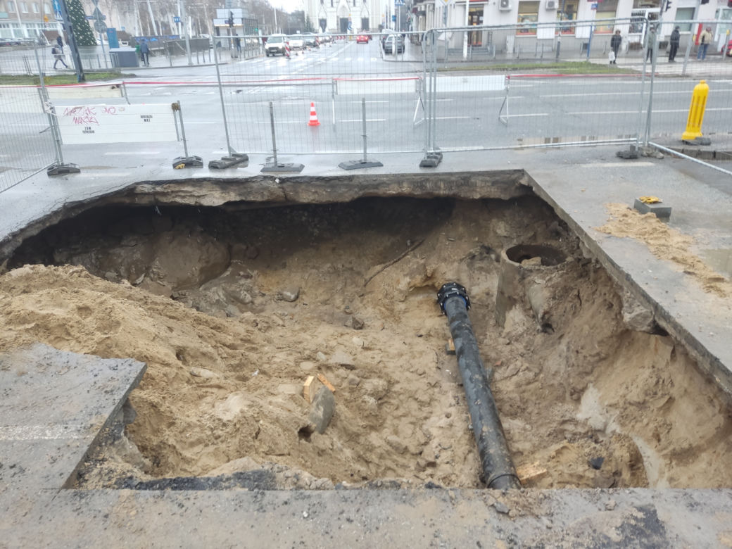 Grochowska się zapadła! Woda wyżłobiła dziurę na 7 metrów! Gigantyczne utrudnienia na Pradze