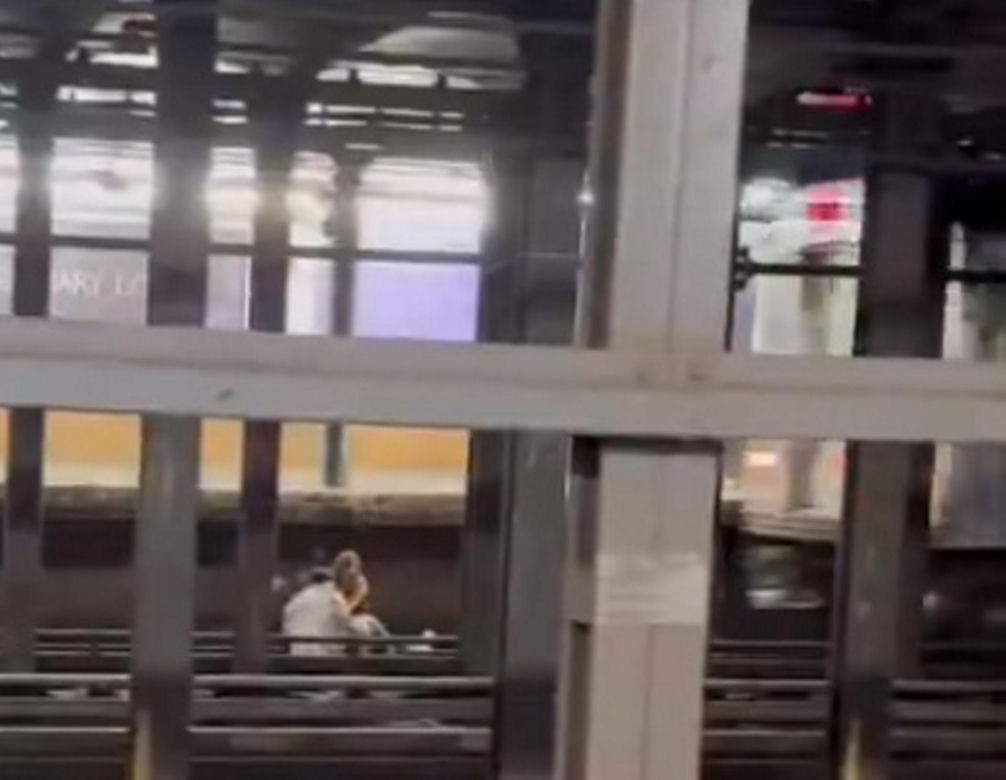 Odurzona para siedziała na torach w metrze! Wideo pokazało ostatnie chwile