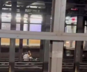 Odurzona para siedziała na torach w metrze! Wideo pokazało ostatnie chwile