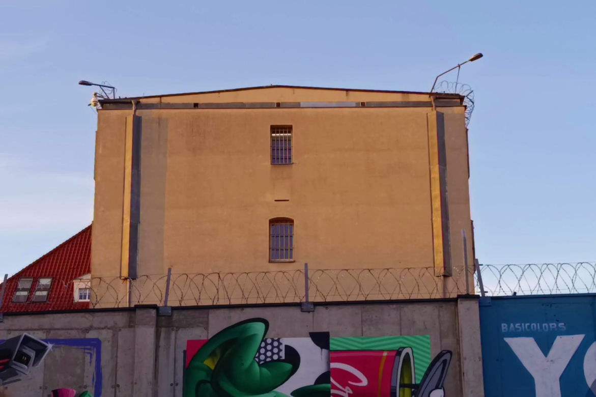 Street-art na murach aresztu