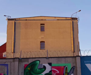 Street-art na murach aresztu