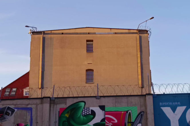 Street-art na murach aresztu