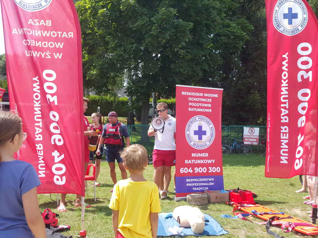 Pokazy ratowników WOPR na plaży miejskiej w Żywcu