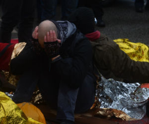 Ludzie leżą na ulicy w centrum Warszawy