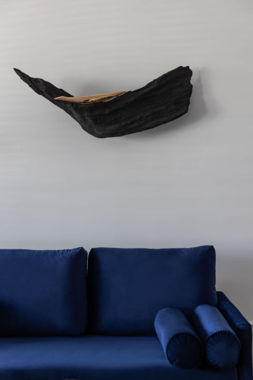 Salon z granatową kanapą
