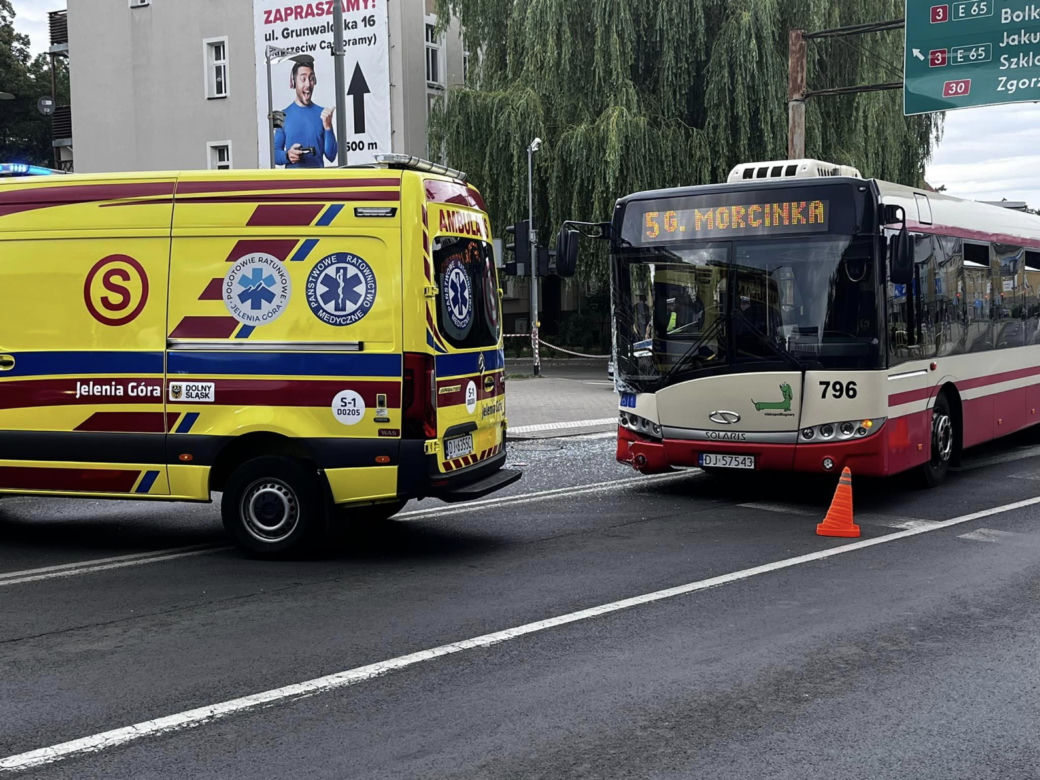 Poważny wypadek w Jeleniej Górze. Samochód zderzył się z autobusem i wjechał w rodzinę