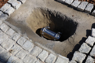 Kapsuła czasu wróciła pod dąb w Osiecznej. Remont rynku okazją do aktualizacji zawortości 