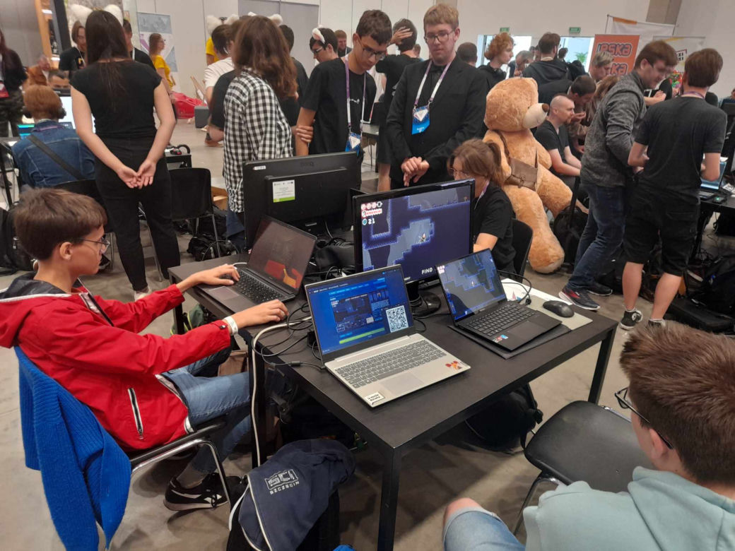 Niesamowita atrakcja dla graczy w hali Expo. Trwa konkurs Zespołowego Tworzenia Gier Komputerowych