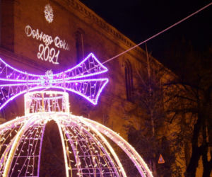 Toruń prezentuje iluminacje z noworocznymi życzeniami