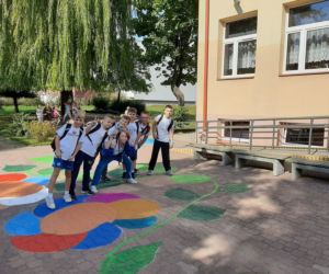 Gry chodnikowe przy Szkole Podstawowej nr 4 w Łomży