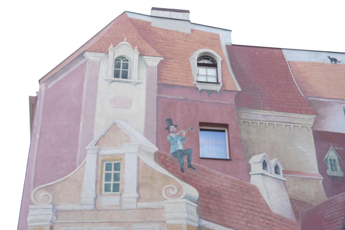 To najsłynniejszy mural w Poznaniu. Jest wizytówką zabytkowej dzielnicy