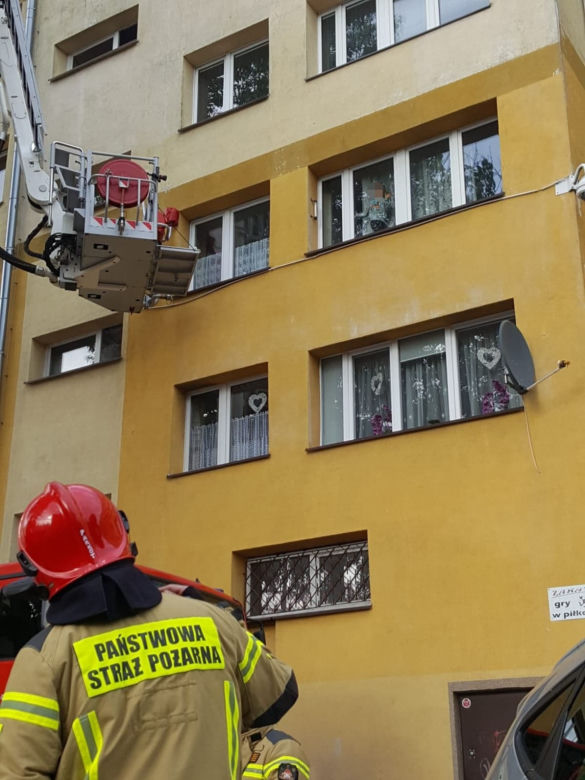 Dziecko stało na parapecie