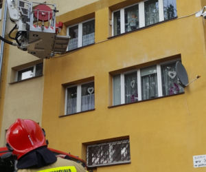 Dziecko stało na parapecie