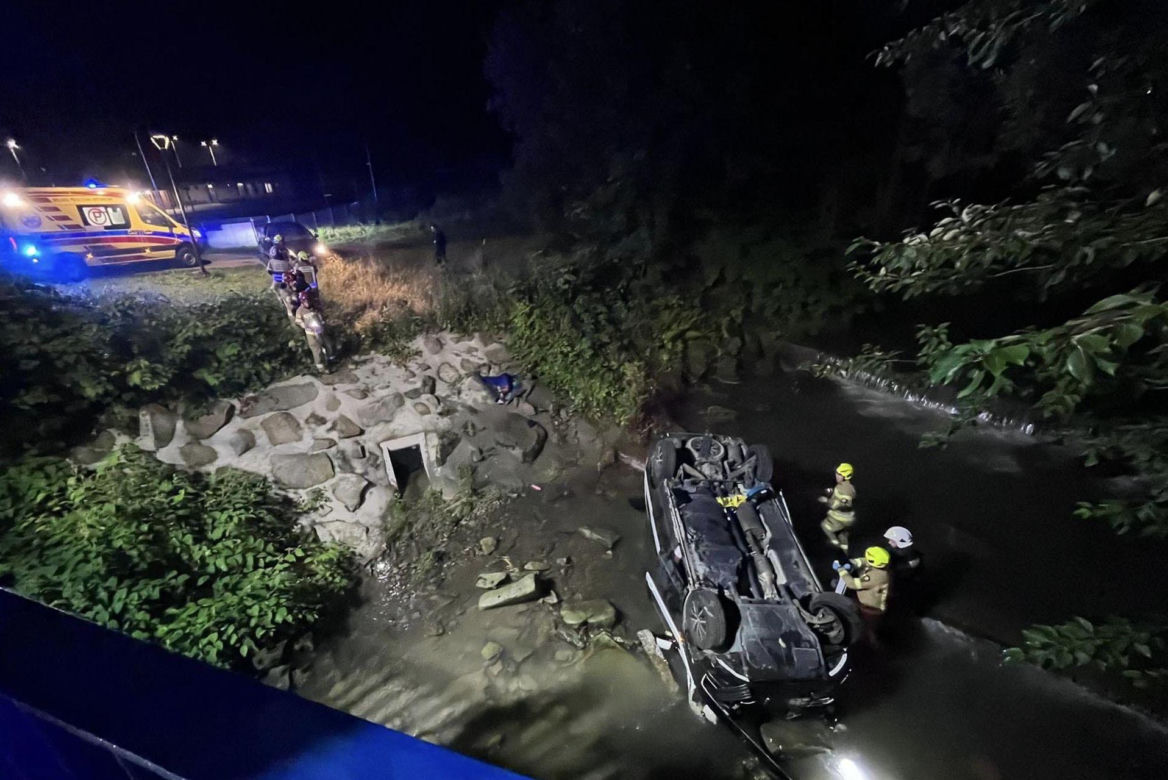 Auto dachowało i wylądowało w...korycie rzeki. Poważny wypadek w Szczyrku