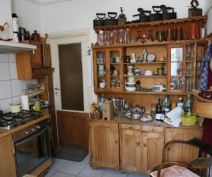 Wiemy, u kogo teraz mieszka Jarosław Kaczyński! W takich warunkach spędza czas. Mamy ZDJĘCIA!